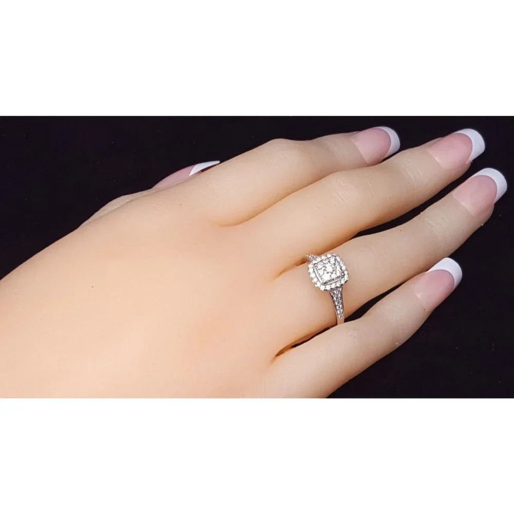 Beautiful 10K Karat Solid White Gold Designer Diamond Cluster Ring - Size 7